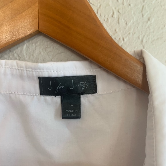 Classic white button down shirt, versatile and timeless. - Picture 5 of 5